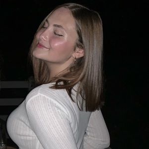 Meet your Posher, Caitlin